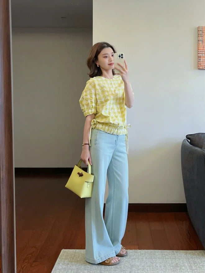 Từ áo họa tiết da báo, áo caro, áo hai dây kẻ ô cho đến các mẫu blouse mang phong cách bohemian, tất cả đều có thể kết hợp hài hòa với denim.