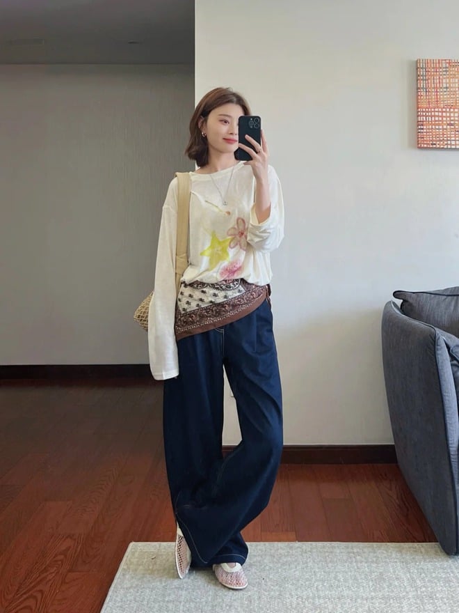 Một trong những công thức được yêu thích nhất là kết hợp quần jeans xanh nhạt với áo thun trắng. 