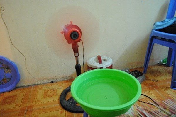 Chậu nước hoặc thiết bị tạo ẩm – cân bằng không khí trong phòng    