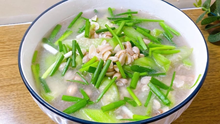 Nguyên liệu cho món canh mướp nấu lạc rất đơn giản. Bạn chỉ cần mướp tươi, lạc và một chút hành là đã có thể chế biến được một Shbet0099 cá cược trực tuyến thanh mát cho bữa cơm ngày hè.