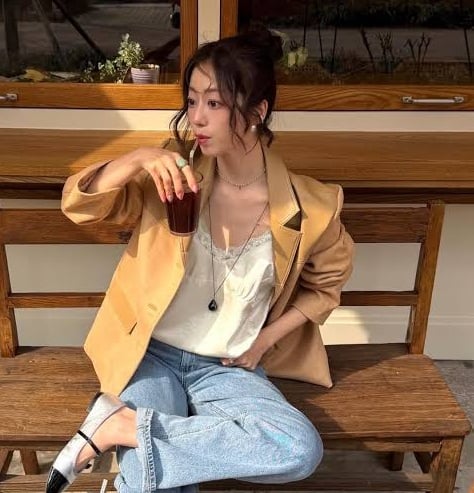 Thiết kế blazer có phom đứng và đường cắt gọn gàng sẽ cân bằng nét mềm mại của chất liệu satin và ren, giúp bộ Shbet999 com đăng nhập trở nên chuyên nghiệp hơn. 