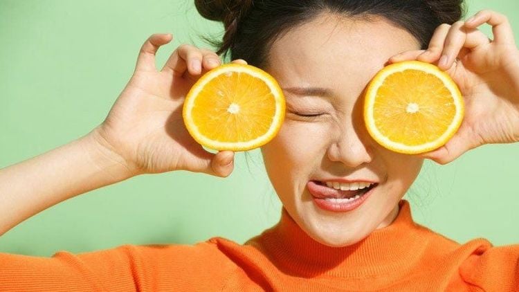 Lượng vitamin C trong khẩu phần ăn có liên quan đến sự gia tăng quá trình tổng hợp collagen. 