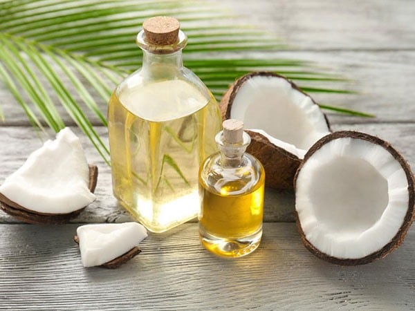 Thành phần giàu axit béo giúp tạo một lớp màng mỏng trên bề mặt, hạn chế tình trạng mất nước và hỗ trợ duy trì độ mềm mại cho Mừng SHBET phiên bản mới 2025.