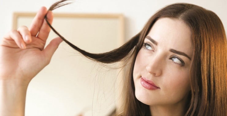 Máy uốn, máy ép hay máy làm xoăn giúp tạo kiểu nhanh chóng nhưng nếu sử dụng thường xuyên sẽ khiến tóc mất độ ẩm, trở nên khô, giòn và dễ gãy.    