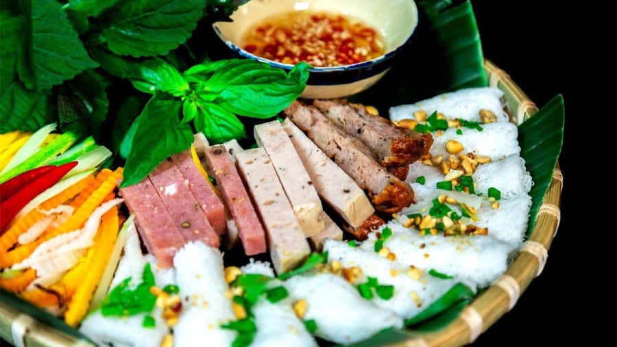 Tại Bình Định và nhiều tỉnh Nam Bộ, bánh hỏi là một lễ vật không thể thiếu trong các dịp giỗ chạp, cúng tế, và đặc biệt là trong lễ ăn hỏi