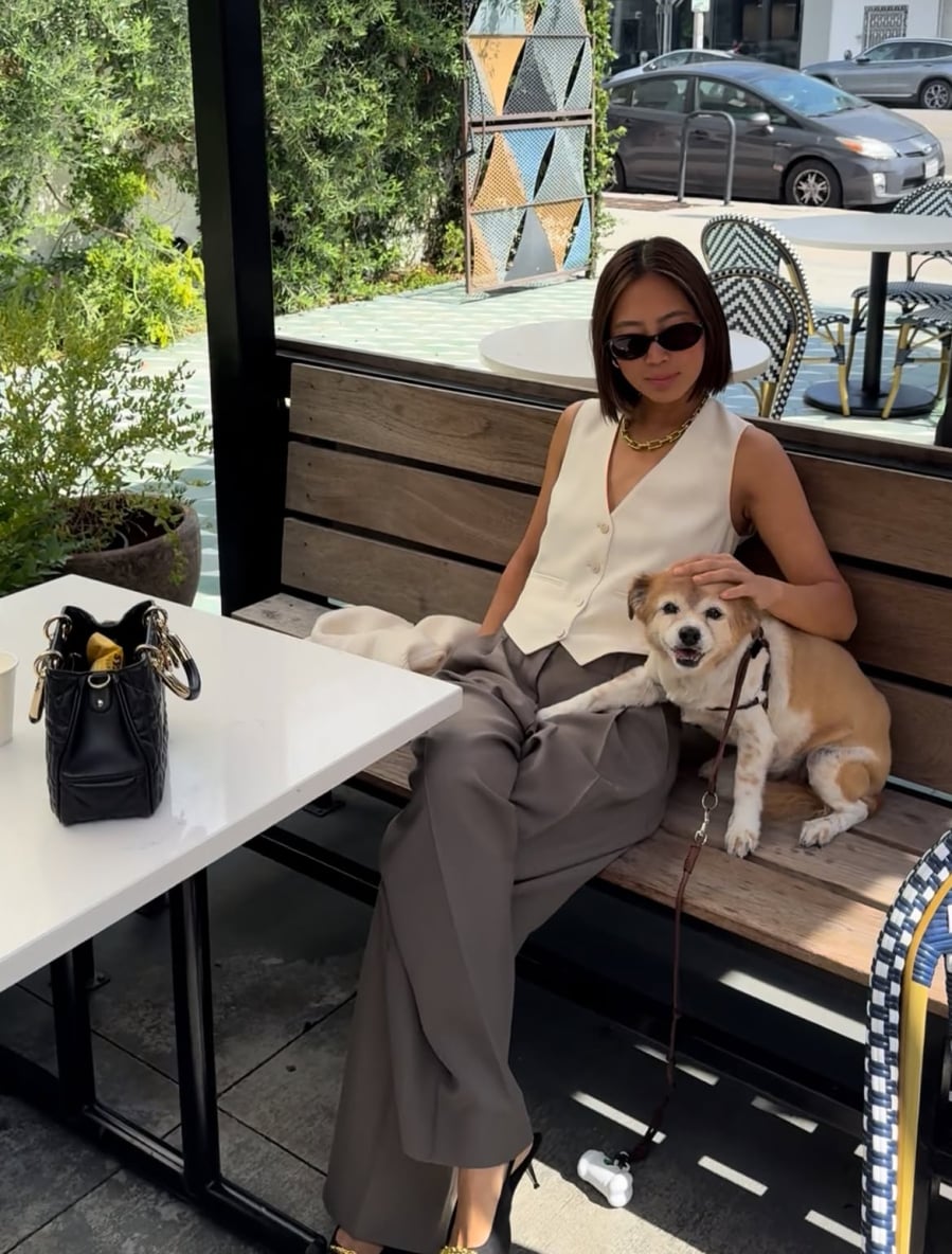 Cô lựa chọn áo gile trắng kết hợp cùng quần suông màu xám để tạo nên tổng thể nhã nhặn nhưng không hề đơn điệu.
