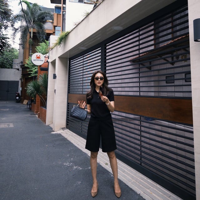 Một chiếc áo thun trơn với chất liệu dày dặn, phom dáng vừa vặn sẽ giúp tổng thể Shbet999 com đăng nhập trở nên chỉn chu hơn rất nhiều.