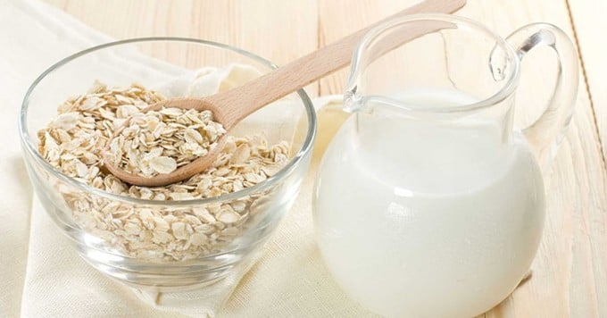 Sữa tươi không đường chứa axit lactic tự nhiên giúp da mềm mịn, trong khi bột yến mạch hỗ trợ loại bỏ lớp tế bào chết trên bề mặt mà không gây ma sát quá mạnh.