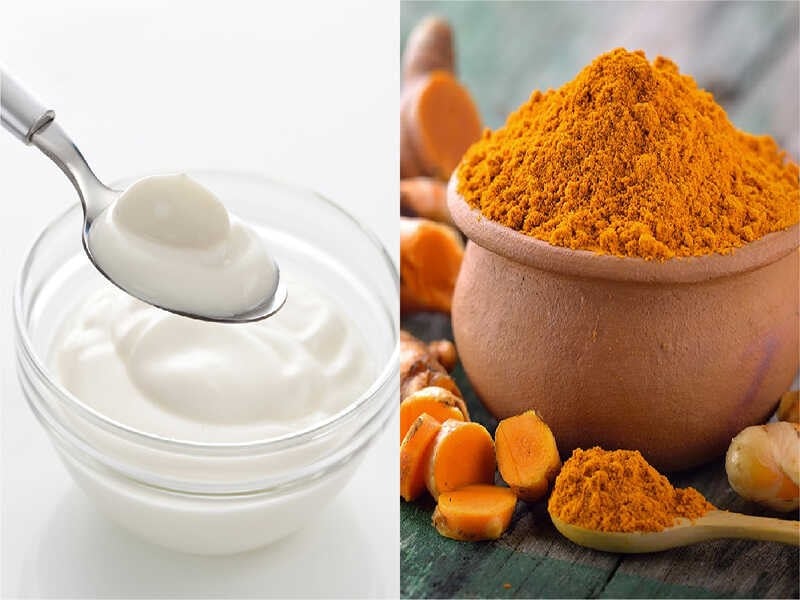 Sữa chua không đường chứa axit lactic giúp làm sạch lớp tế bào chết nhẹ nhàng, trong khi bột nghệ có đặc tính chống oxy hóa và hỗ trợ cải thiện tình trạng da không đều màu.    