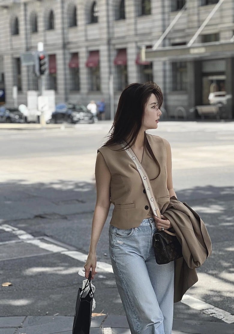 Trong những ngày hè, áo vest không tay là lựa chọn được nhiều tín đồ thời trang ưu ái nhờ thiết kế gọn gàng, thoáng mát nhưng vẫn giữ được nét chỉn chu. 