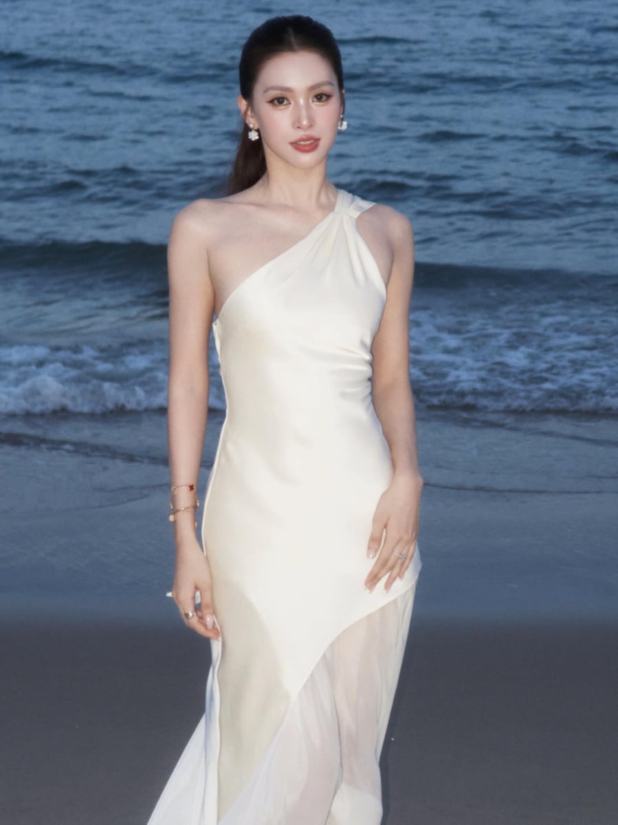 Chất liệu mềm mại ôm nhẹ Sh88bet đăng ký miễn phí kết hợp cùng chi tiết voan bay tạo nên hình ảnh nữ tính và thanh thoát.