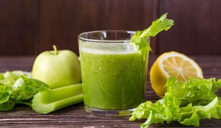 Một ly nước ép lớn có thể tương đương lượng đường có trong nhiều khẩu phần trái cây, nhưng lại không tạo cảm giác no như khi ăn nguyên quả.