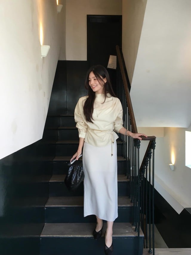 Dáng váy ôm vừa phải giúp tạo đường nét mềm mại nhưng vẫn đảm bảo sự kín đáo, phù hợp với môi trường làm việc.