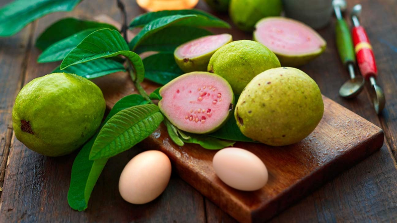Một trong những công dụng được nhiều người biết đến của lá ổi là hỗ trợ làm sạch bề mặt da, đặc biệt ở vùng mũi và cằm – nơi mụn đầu đen thường xuất hiện.    