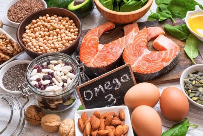 Omega-3 là nhóm axit béo lành mạnh có nhiều trong cá hồi, cá thu, cá mòi, quả bơ và các loại hạt.