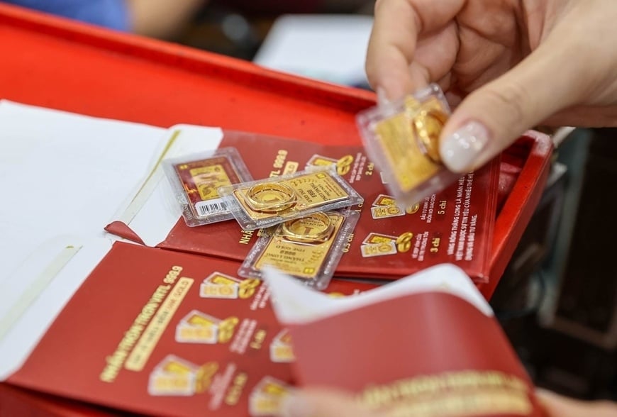 Với đặc tính không mang lại lợi suất, vàng trở nên kém hấp dẫn hơn trong môi trường lãi suất cao, khiến nhà đầu tư thận trọng trước khi đưa ra các quyết định nắm giữ kim loại quý.    