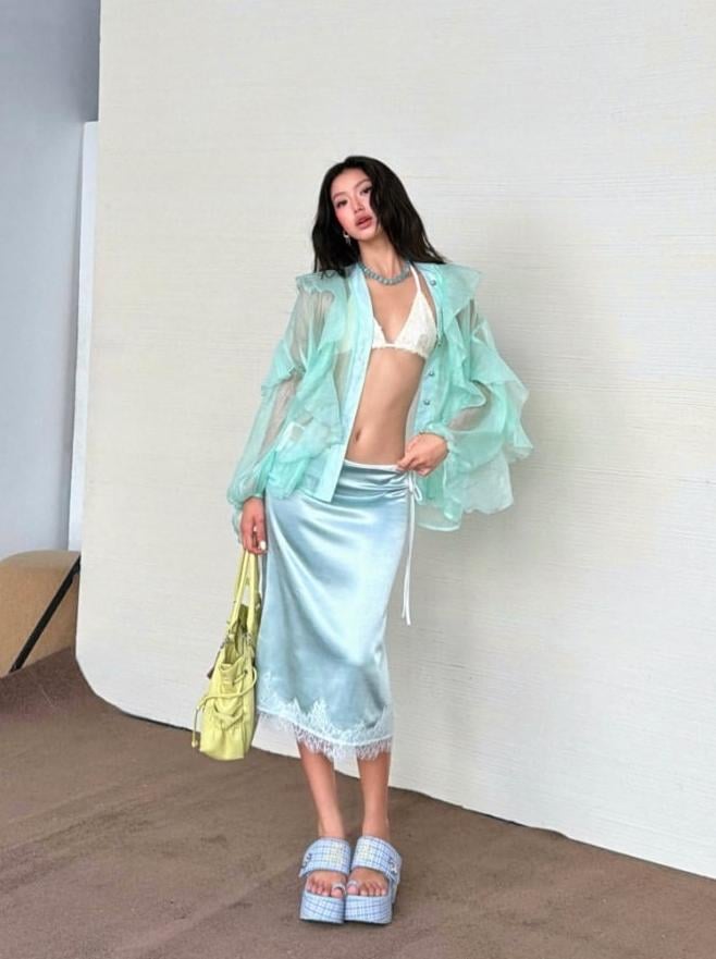 Không chỉ phù hợp với Shbet999 com đăng nhập thường ngày, chân váy lụa viền ren còn hoàn toàn có thể trở thành một phần của thời trang công sở. 
