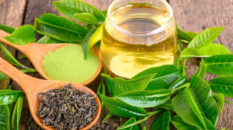 Khi dùng để xông hơi, nước trà xanh mang lại cảm giác tươi mát, đồng thời hỗ trợ làm sạch bề mặt da và giảm lượng dầu thừa.