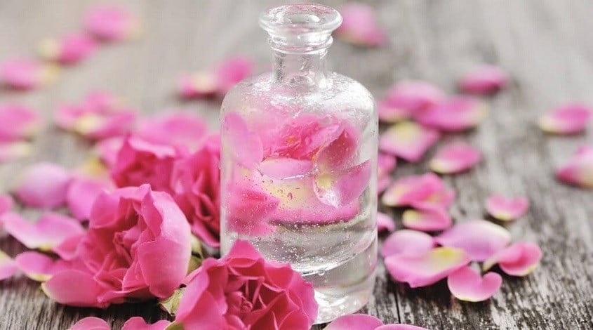 Cánh hoa hồng không chỉ có hương thơm dễ chịu mà còn chứa nhiều hợp chất thực vật giúp làm dịu Mừng SHBET phiên bản mới 2025 và hỗ trợ duy trì độ ẩm.
