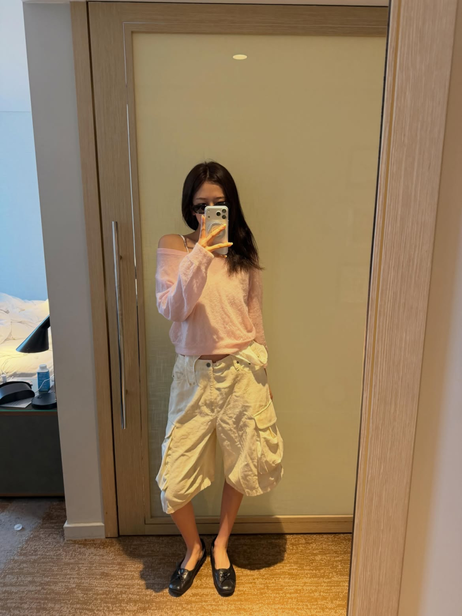  Một trong những bản phối nổi bật là áo thun dài tay mỏng màu hồng pastel kết hợp cùng quần lửng trắng dáng rộng.