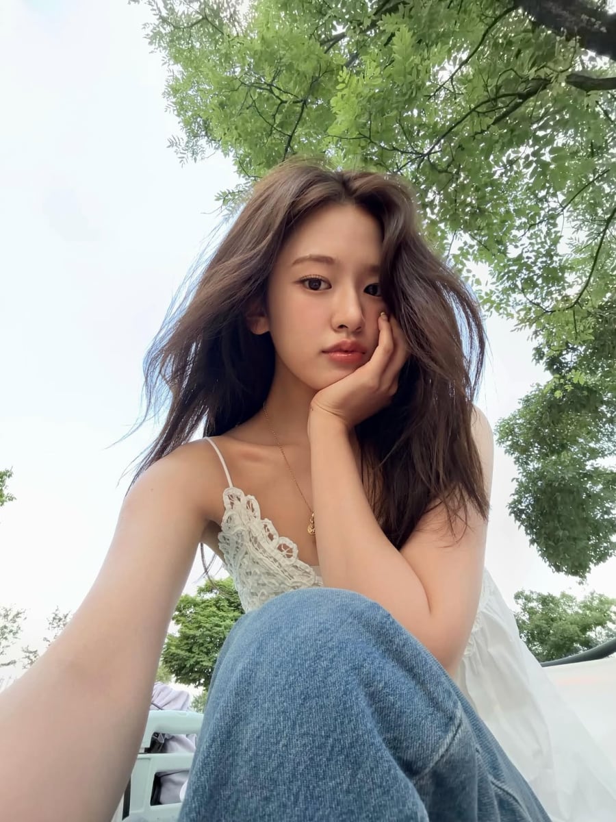 Một trong những bản phối xuất hiện thường xuyên trong tủ đồ của Yujin là áo hai dây kết hợp cùng quần jeans. 