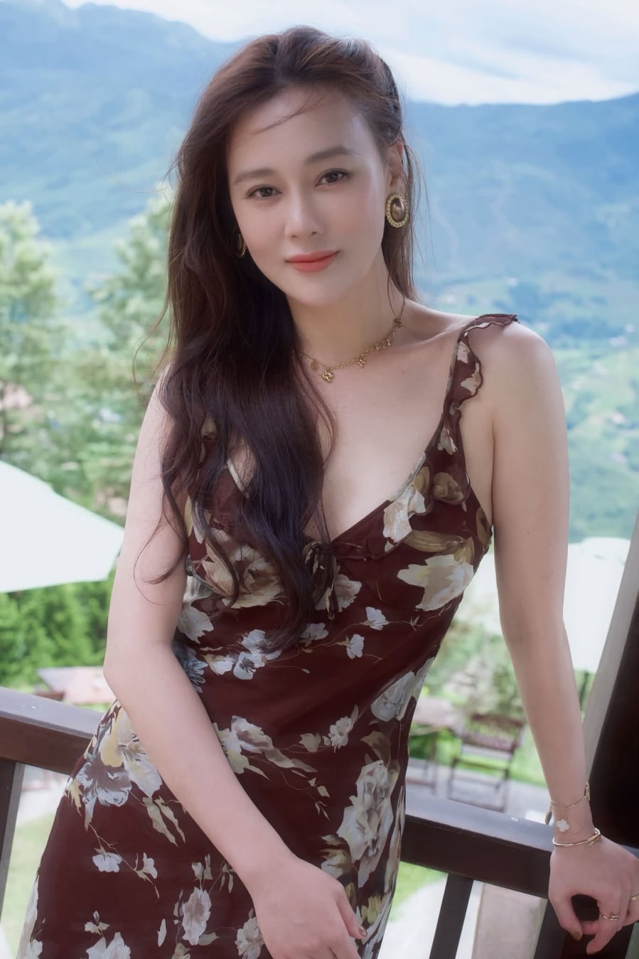 Họa tiết hoa lá được xử lý tinh tế, không quá rực rỡ nhưng vẫn đủ tạo sức hút, mang đến vẻ ngoài dịu dàng và hiện đại. 
