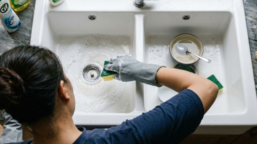 Với bồn rửa bát sứ, bạn có thể sử dụng kem đánh răng để làm sạch.