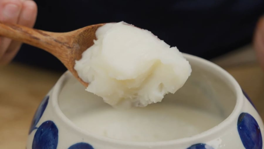 Sau khi rán xong, lọc nước mỡ qua rây hoặc khăn sạch để loại bỏ cặn nhỏ