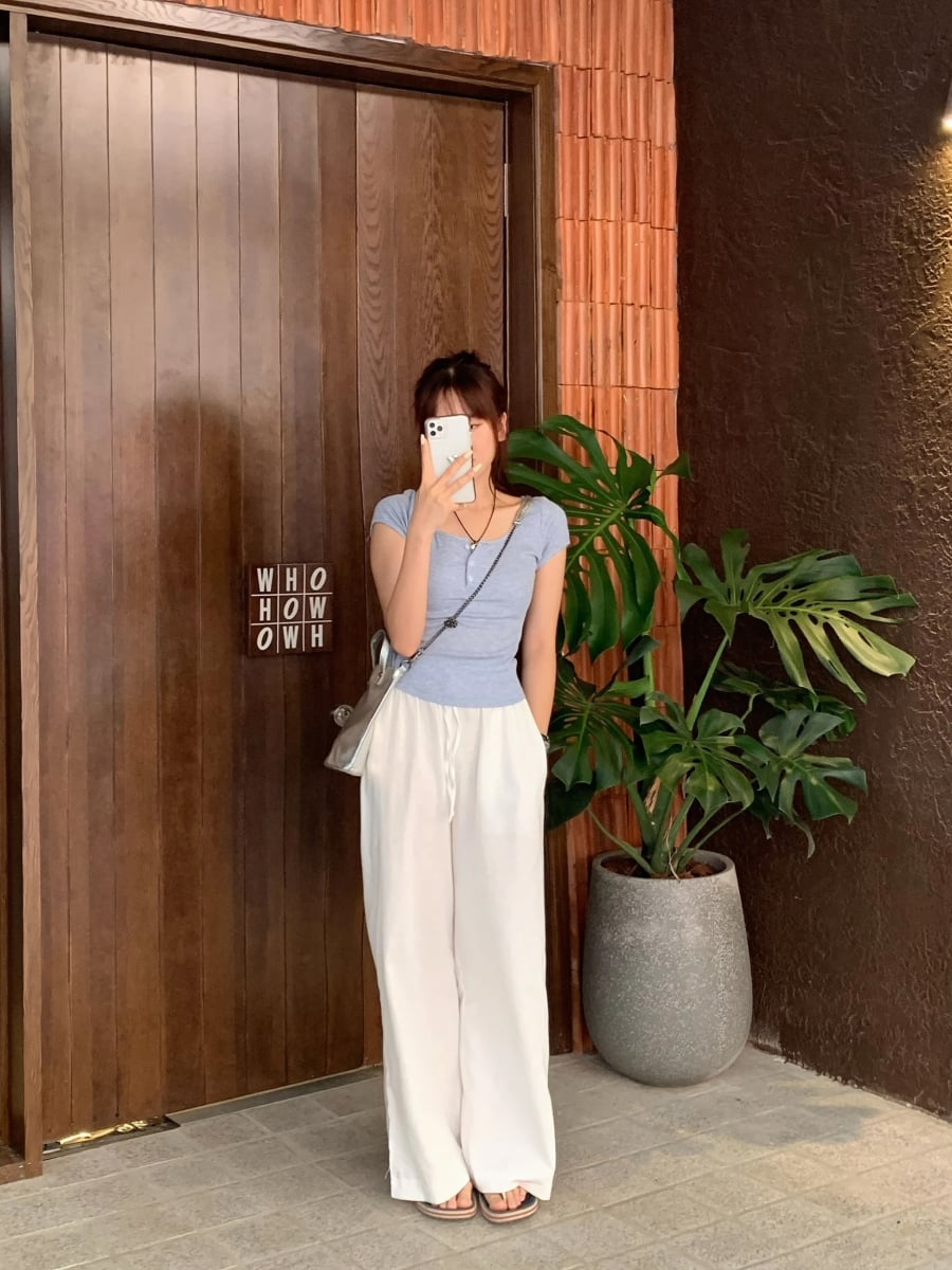 Quần linen ống suông chất liệu nhẹ, thoáng mát là món đồ được nhiều phụ nữ ngoài 40 yêu thích trong những ngày hè.