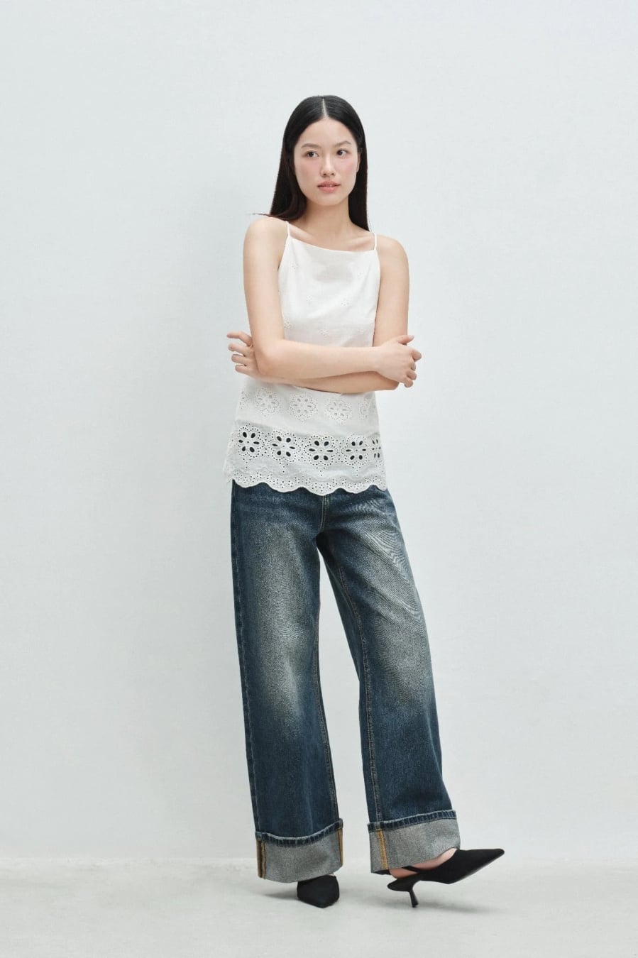 Quần jeans ống thẳng mang lại vẻ trẻ trung, năng động nhưng vẫn giữ được nét tinh tế, phù hợp với phụ nữ trung niên khi kết hợp cùng Shbet999 com đăng nhập tối giản.