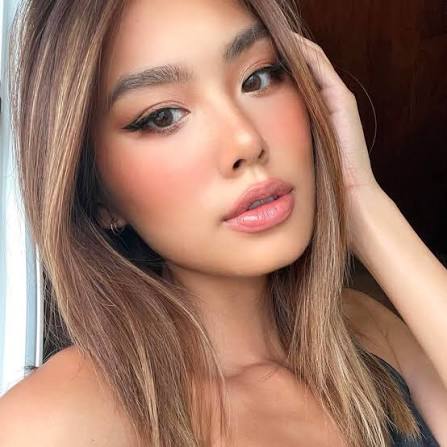 Nếu Douyin hướng đến vẻ đẹp trong trẻo thì phong cách trang điểm phương Tây lại tập trung vào việc tạo chiều sâu cho khuôn mặt thông qua kỹ thuật tạo khối rõ nét.    