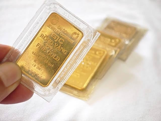 Sự sụt giảm mạnh này khiến thị trường rúng động khi kim loại quý đang phải chật vật để bảo vệ mốc tâm lý quan trọng 4.000 USD/ounce.    