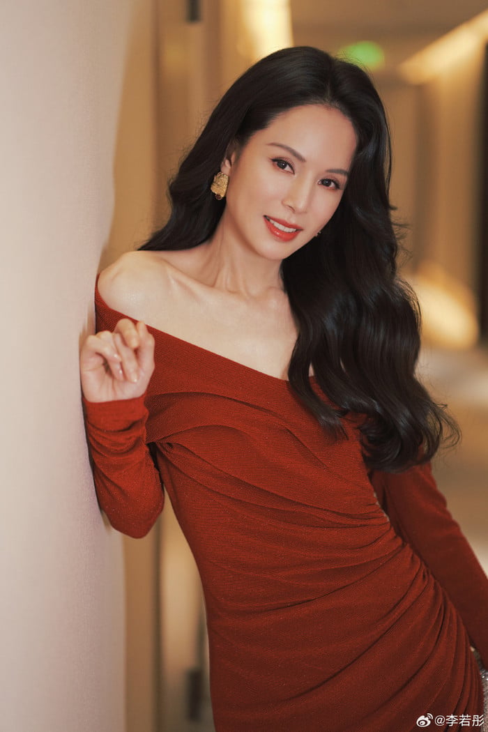 Một trong những điểm đáng chú ý trong quy trình của nữ diễn viên là cách kết hợp nhiều sản phẩm theo từng bước thay vì chỉ sử dụng riêng lẻ.    