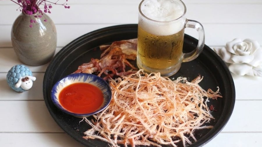 Mực nướng chín có thể đem đi xé sợi.