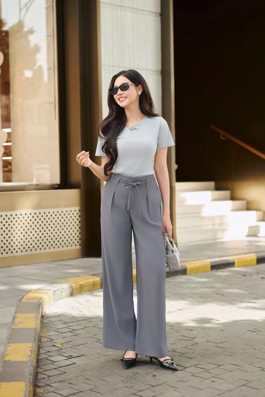 Quần ghi sáng là sự thay thế mới mẻ cho quần đen, vừa hiện đại vừa phù hợp với cả môi trường công sở lẫn dạo phố.