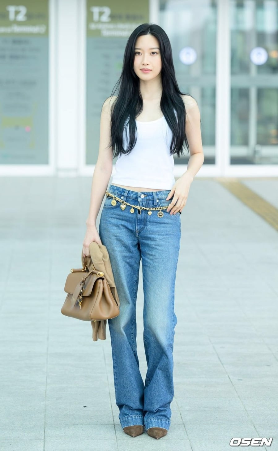 Khi muốn làm mới phong cách, nữ diễn viên thường chọn áo tank top trắng phối với quần jeans xanh wash nhẹ. 