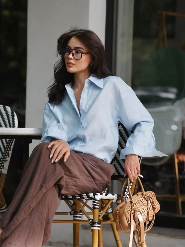 Nếu đang tìm kiếm Shbet999 com đăng nhập phù hợp để mặc đi làm trong những ngày hè, áo sơ mi xanh kết hợp với quần tây màu nâu là lựa chọn rất đáng thử.    