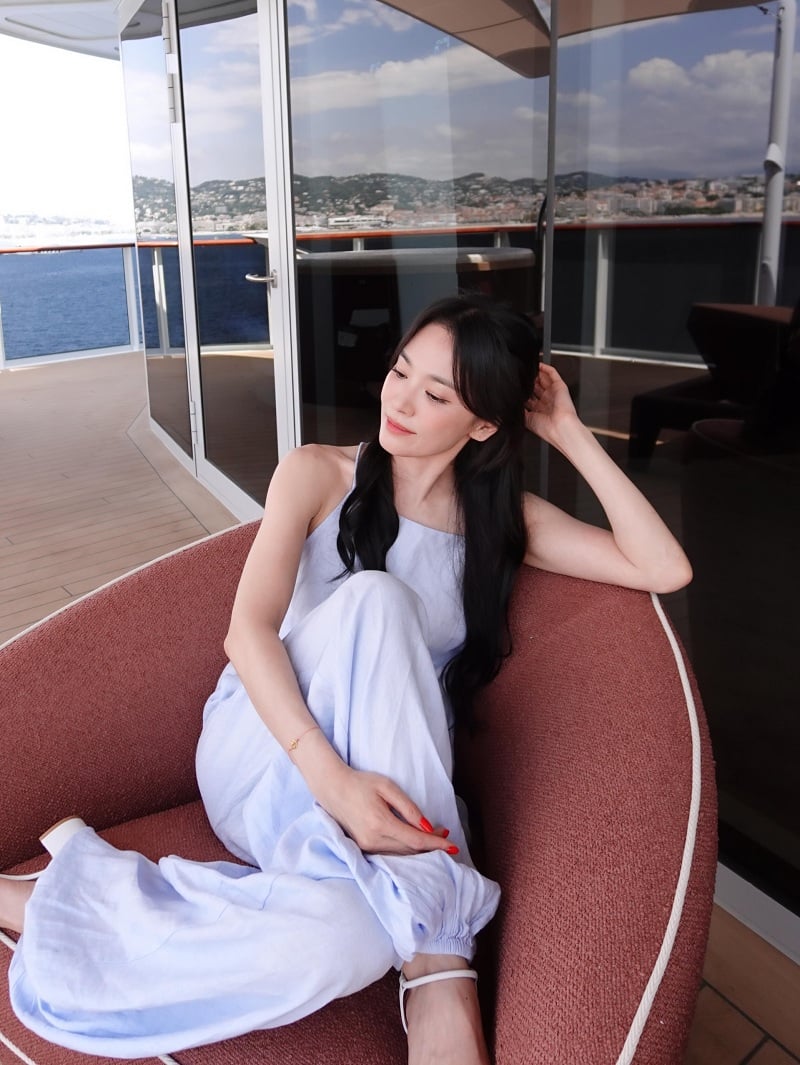 Linen luôn là chất liệu được yêu thích mỗi khi thời tiết bước vào mùa nắng nóng và Song Hye Kyo cũng thường xuyên lựa chọn chất liệu này trong những bộ Shbet999 com đăng nhập thường ngày.