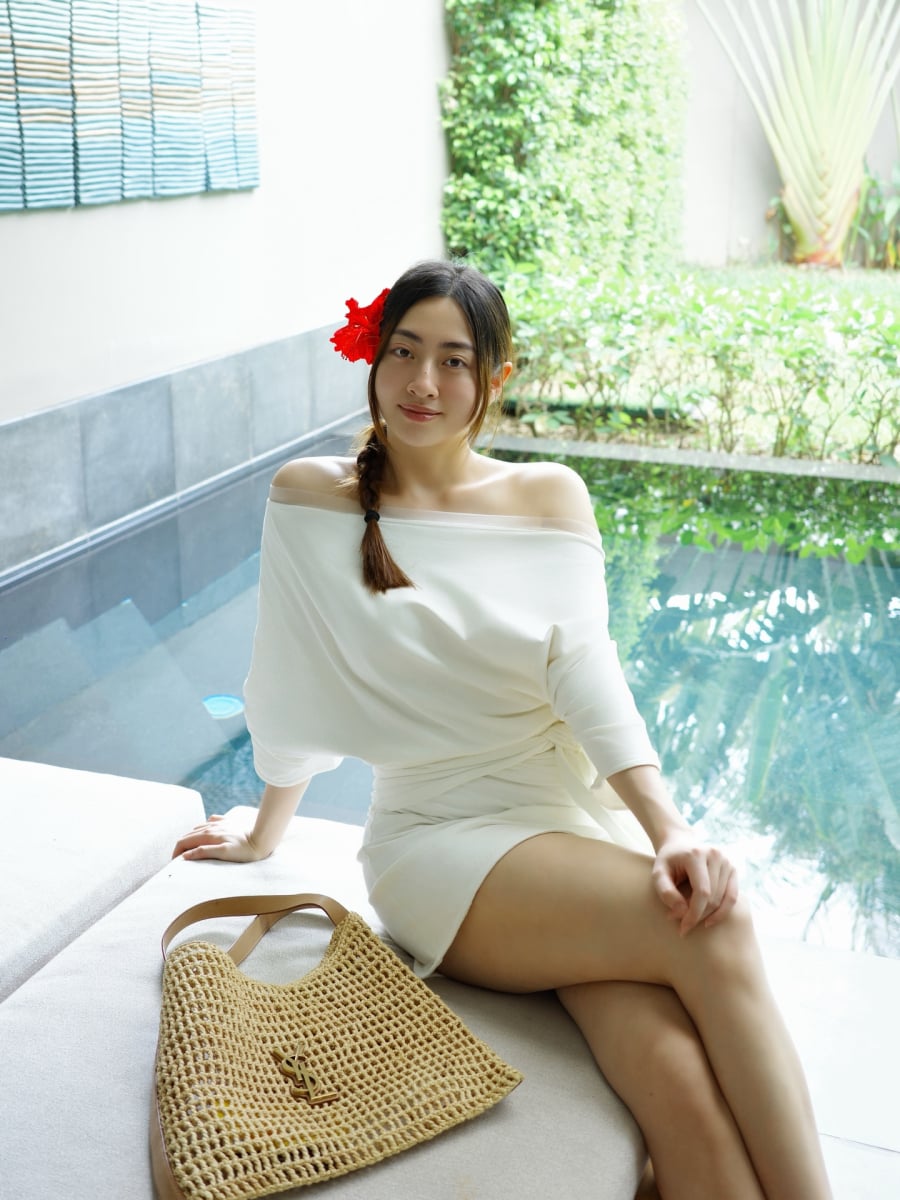 Thiết kế giúp tôn bờ vai thanh mảnh, đồng thời tạo cảm giác cân đối cho tổng thể.