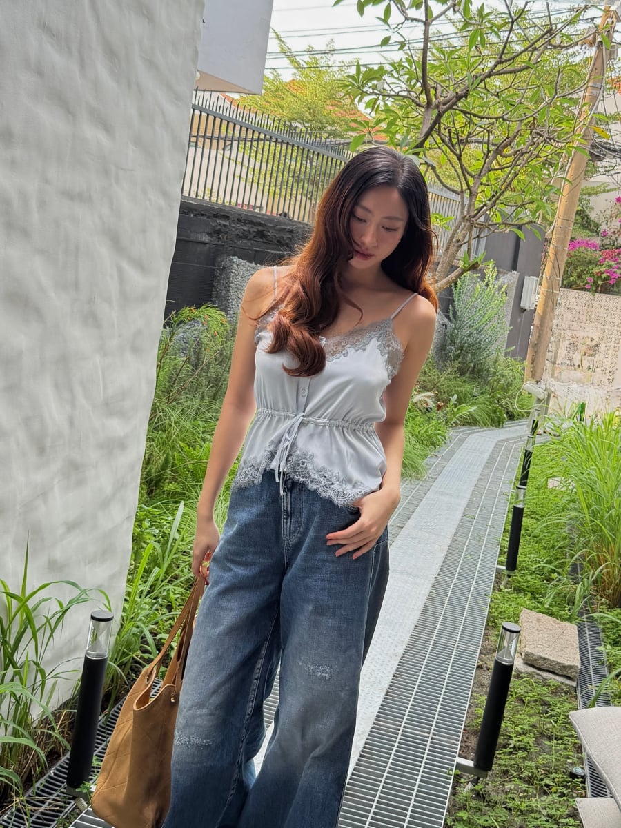 Đây là công thức quen thuộc nhưng luôn giữ được sức hút nhờ sự cân bằng giữa vẻ mềm mại và nét năng động.