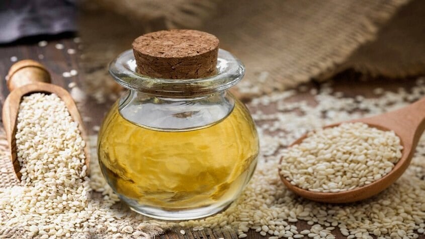 Khi được thoa lên tóc, dầu mè tạo thành một lớp màng mỏng bao quanh sợi tóc, giúp hạn chế tình trạng mất nước và giảm ảnh hưởng từ các tác nhân bên ngoài như nắng, gió hay ô nhiễm.    