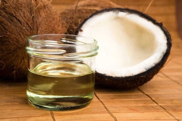 Dầu dừa không chỉ được sử dụng trong chăm sóc tóc mà còn là nguyên liệu dưỡng ẩm khá phổ biến cho Mừng SHBET phiên bản mới 2025. 