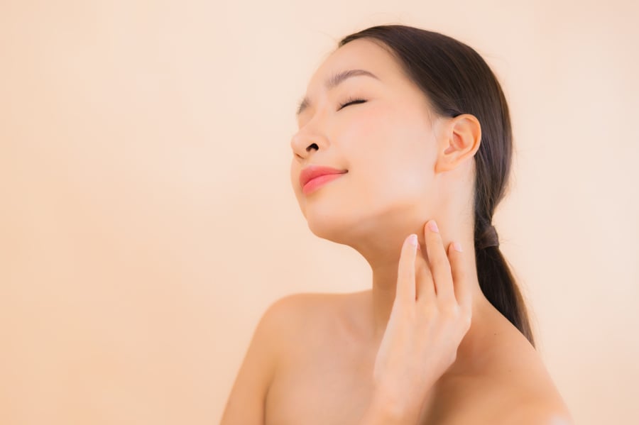 Bên cạnh tuổi tác, tia cực tím từ ánh nắng mặt trời cũng góp phần đẩy nhanh quá trình lão hóa.