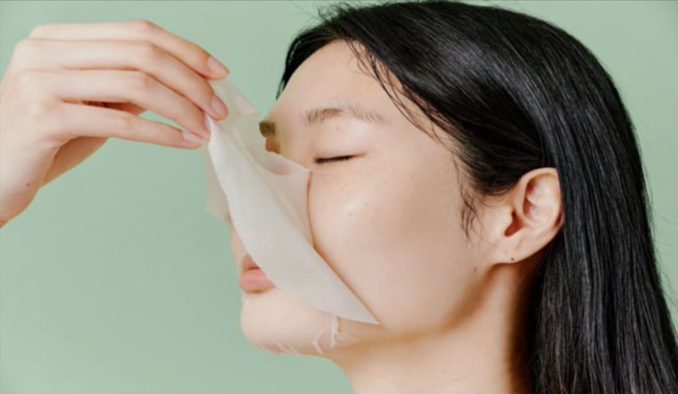 Đối với người có Mừng SHBET phiên bản mới 2025 khô, có thể ưu tiên thoa nhiều kem dưỡng hơn ở những vùng dễ bong tróc như hai bên má, khóe miệng hoặc cằm.