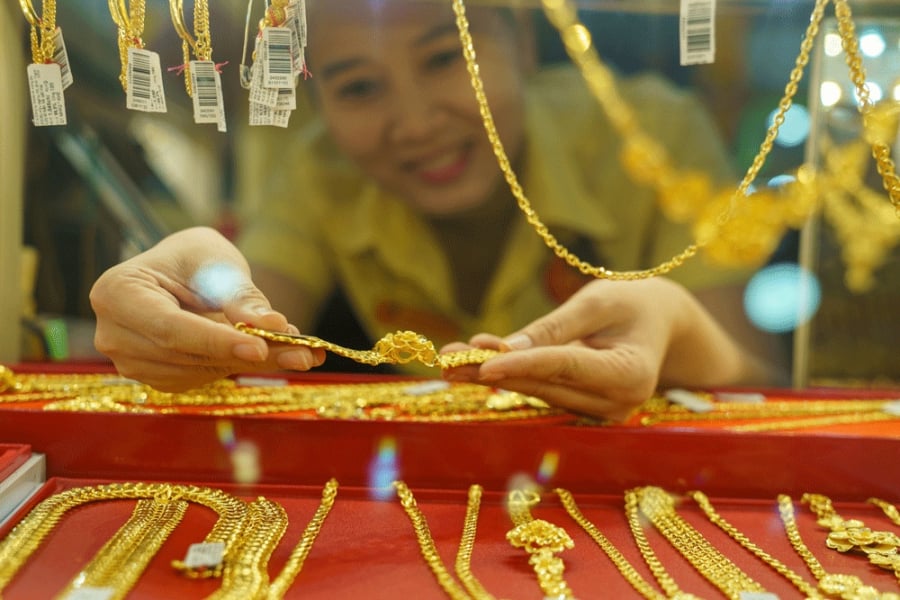 Tối qua (21/7 theo giờ Việt Nam), thị trường kim loại quý ghi nhận bước biến động đáng chú ý. Giá vàng giao ngay trên thị trường quốc tế tăng tới 1,1%, vọt lên mức 4.052 USD/ounce.