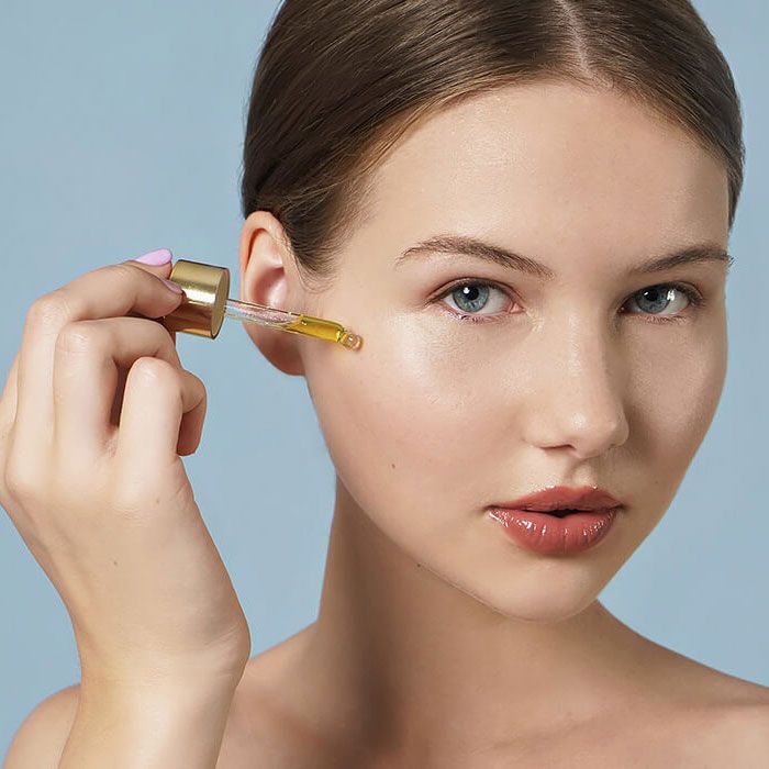Không chỉ mang lại lợi ích cho sức khỏe, vitamin A còn được ứng dụng rộng rãi trong ngành mỹ phẩm dưới dạng các dẫn xuất như retinol, retinal, adapalene hay tretinoin.