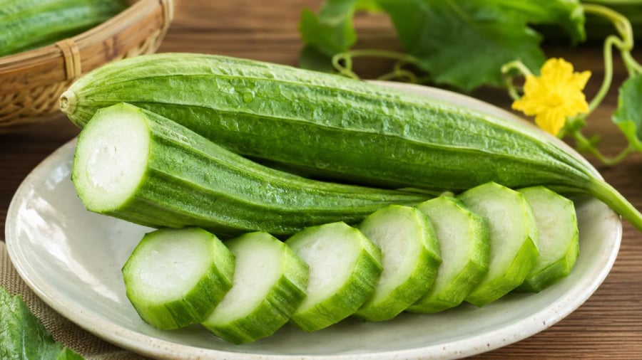 Mướp luộc nên để nguyên quả, luộc xong mới thái