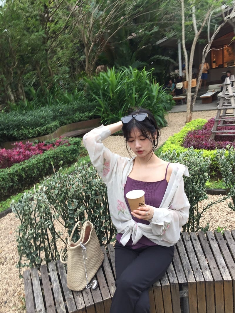 Cô thường diện áo hai dây với quần âu cạp cao, sau đó khoác thêm một chiếc áo mỏng bên ngoài để tăng tính thanh lịch.