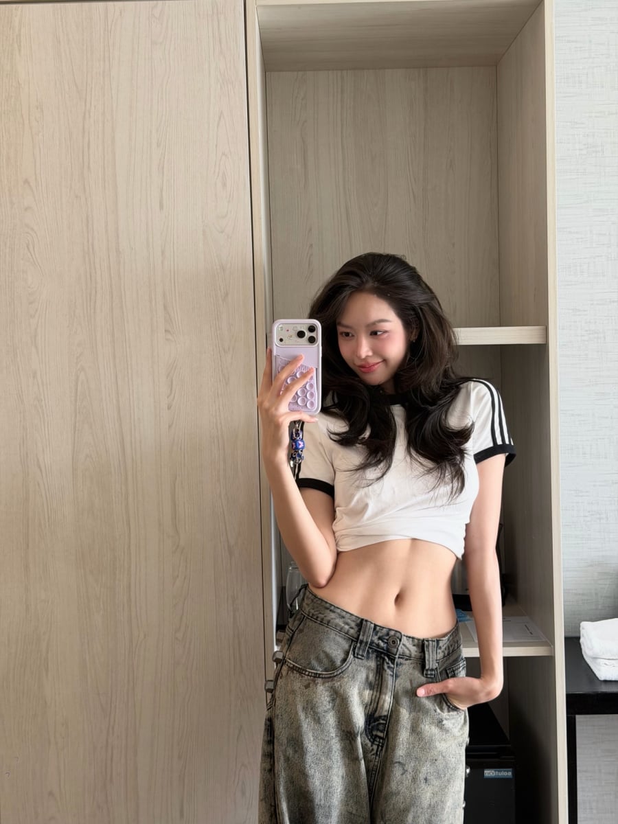 Thay vì giữ nguyên phom dáng ban đầu, chiếc áo được biến tấu thành kiểu croptop để tạo hiệu ứng vòng eo thon gọn và giúp bộ Shbet999 com đăng nhập trở nên trẻ trung hơn.