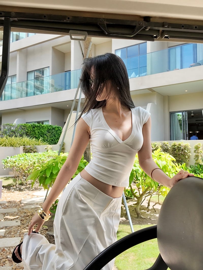 Cách phối này không chỉ tạo cảm giác hài hòa mà còn giúp vóc dáng trông cao ráo và thanh thoát hơn.